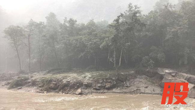 西藏吉隆口岸泥石流最新航拍画面 救援力量紧急响应
